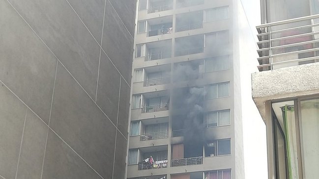 Bomberos trabaja en incendio que afecta a departamento en centro de Santiago