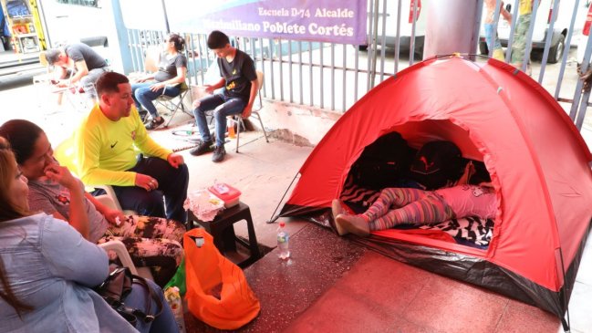 Apoderados acampan esperando obtener matrículas en Antofagasta