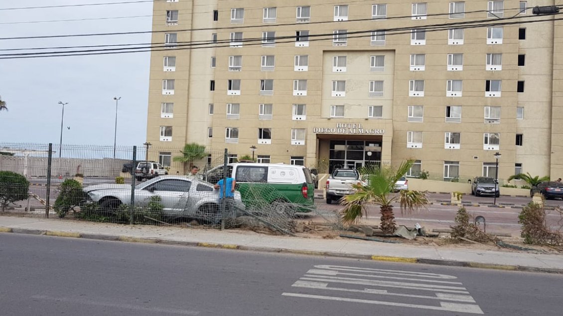 Conductor chocó frontis de hotel y se dio a la fuga en Arica