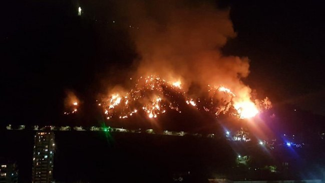 Onemi declaró Alerta Roja para Recoleta por incendio en el Cerro San Cristóbal