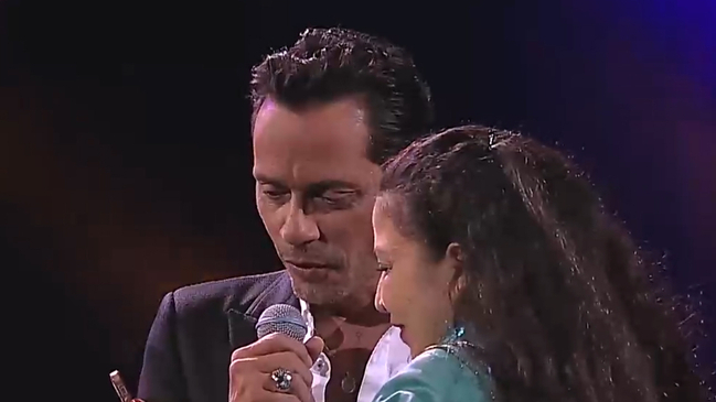 ¡Lo logró! Fanática se subió al escenario y bailó con Marc Anthony