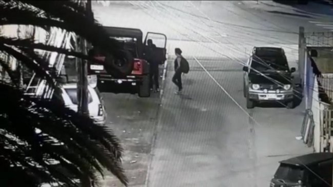 Iquique: Dos mujeres fueron sorprendidas desmantelando un jeep