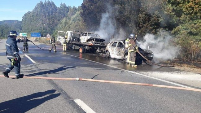 Región de Los Ríos: Incendio afectó a tres vehículos en la Ruta 5 Sur
