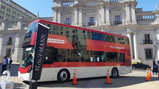 Transantiago presenta su nuevo bus de dos pisos