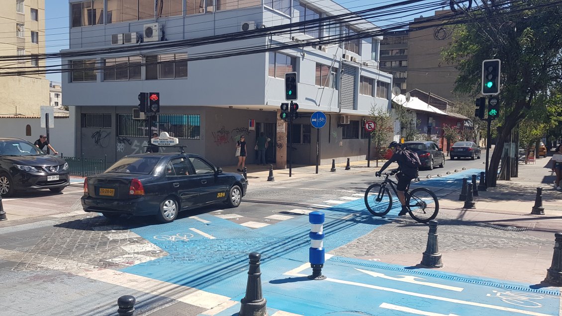 Inauguran semáforo que prioriza paso de peatones y ciclistas en Rancagua