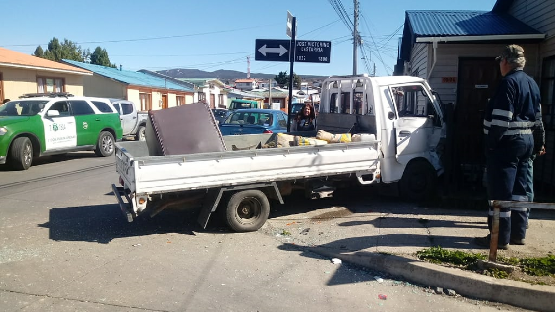 Camión se incrustó en una casa en Punta Arenas