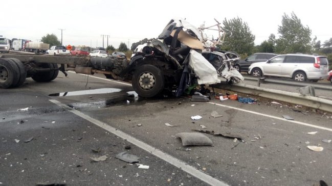 Los Lagos: Choque de camiones dejó un fallecido y varios heridos