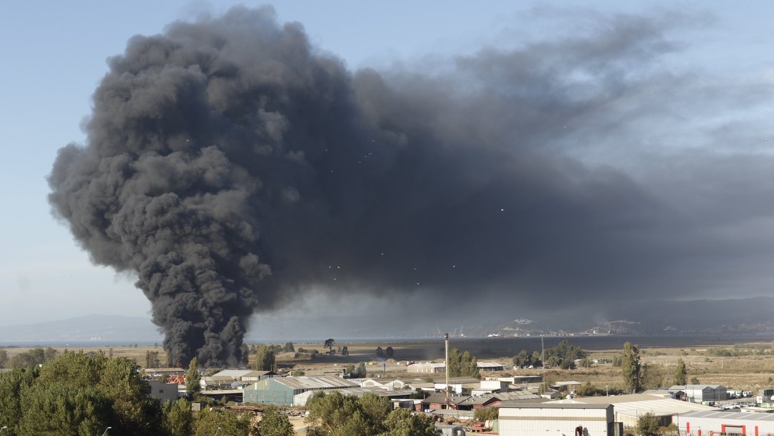 Labocar indaga origen de incendio en acopio de neumáticos de Talcahuano