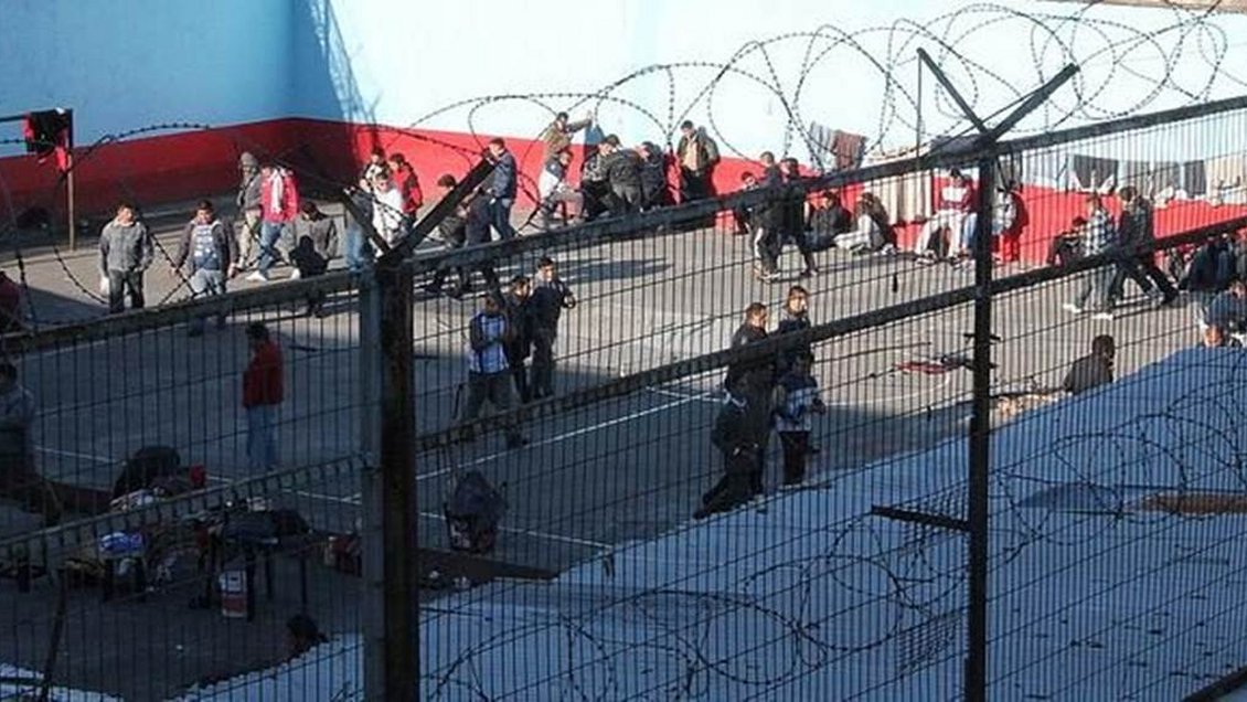 Gendarmería se querellará por desórdenes y daños en las afueras de la Cárcel de Temuco