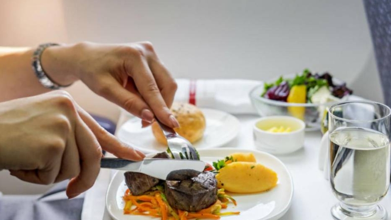 Pasajero se encontró con un diente en vuelo de la mejor aerolínea del mundo