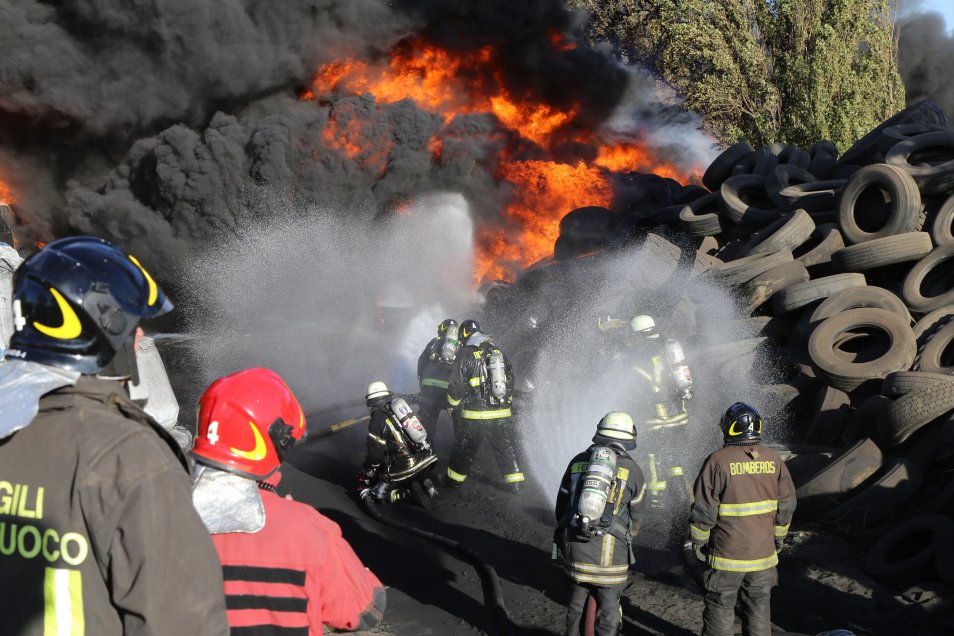 Talcahuano en Alerta Amarilla por contaminación tras incendio de neumáticos