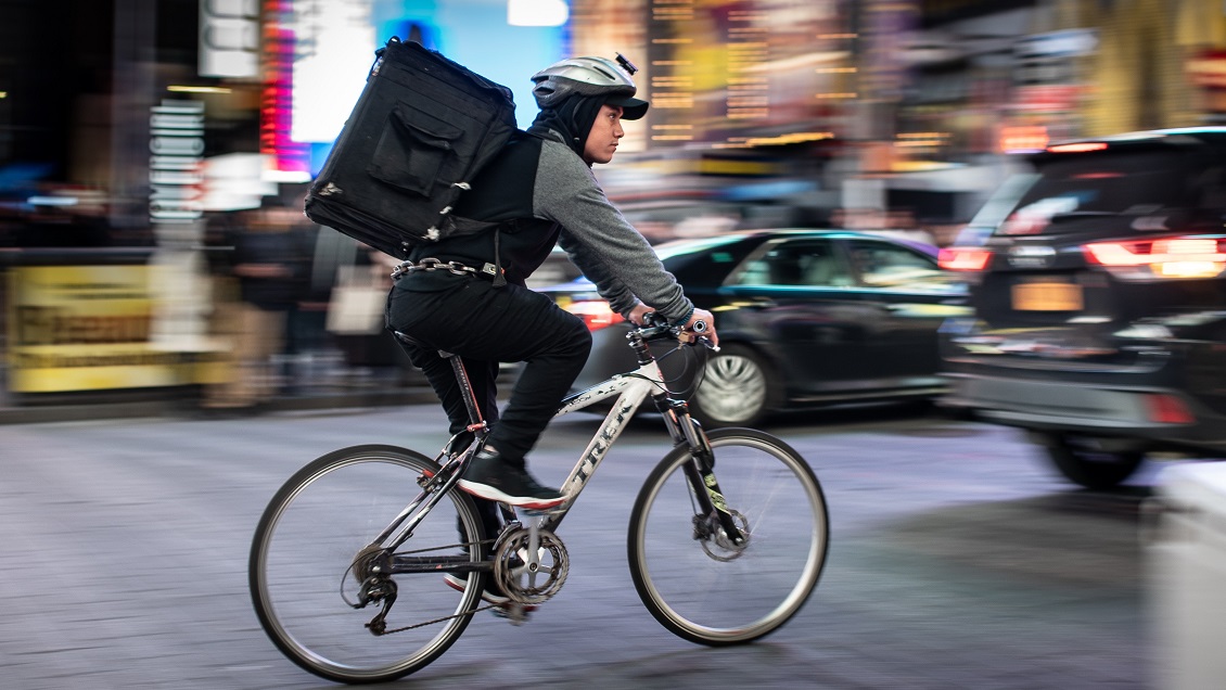 Arrestan a repartidor de comida por meter sus genitales en la salsa de un cliente