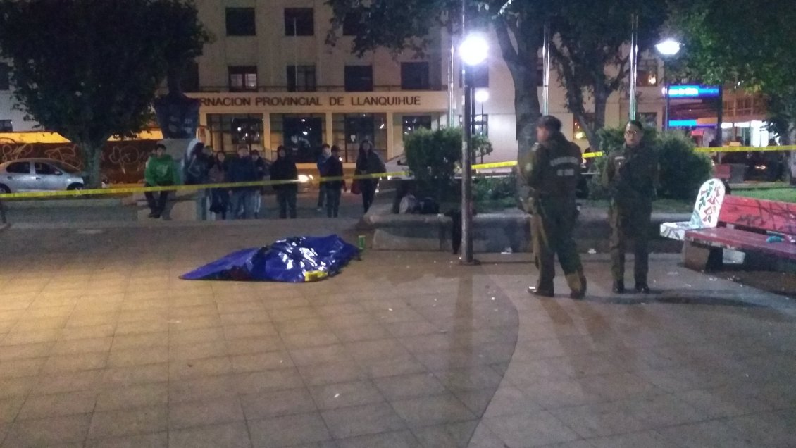 Puerto Montt: Investigan homicidio de joven en Plaza de Armas