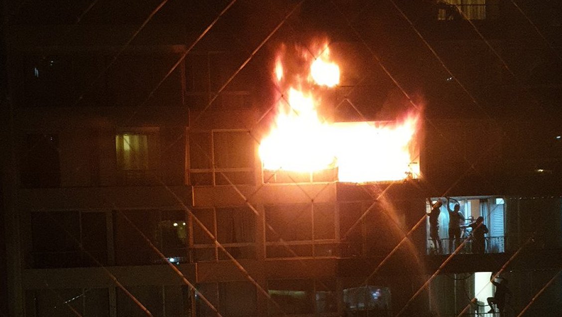 Incendio en edificio del centro de Santiago moviliza a Bomberos