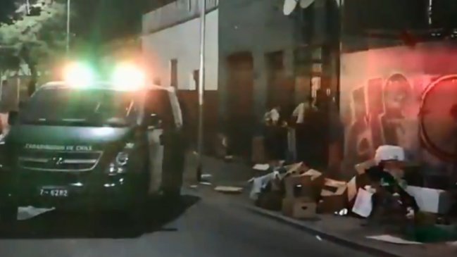Tres carabineros agredidos por 10 sujetos en Recoleta