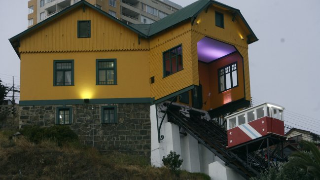 Escolares pueden ahora andar gratis en los ascensores de Valparaíso