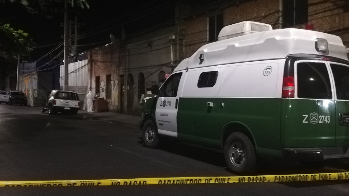 Armas de carabineros agredidos en Recoleta aparecieron a metros del lugar del ataque
