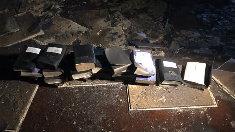 Incendio destruyó una iglesia y milagrosamente se salvaron las biblias
