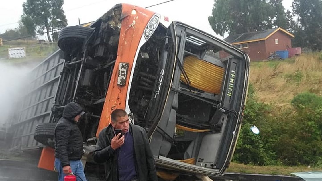 Volcamiento de bus dejó 20 personas heridas en Chiloé