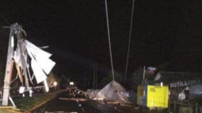 Temporal arrasó con el techo de un galpón y cortó el tendido eléctrico en Chaitén