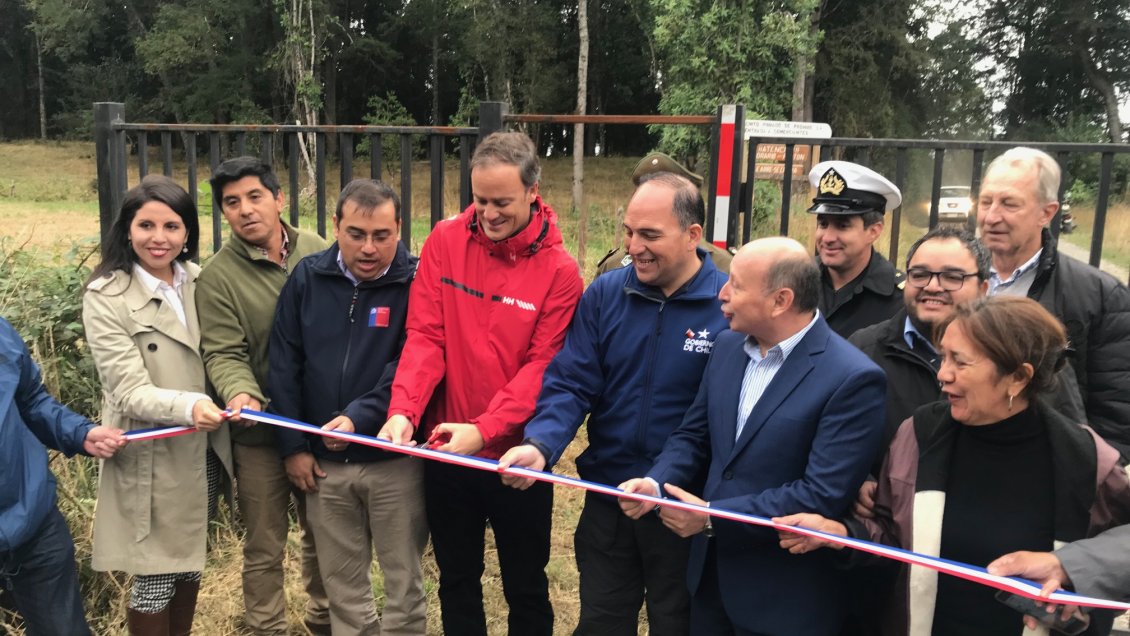 Los Ríos: Ministro Felipe Ward inauguró acceso a Playa Linda del Lago Calafquén