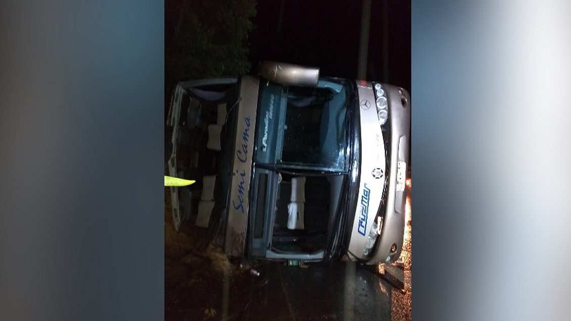 Bus de dos pisos volcó en Lota: Reportan al menos una decena de heridos