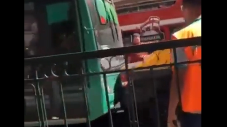 Captan violenta pelea entre taxista y chofer del Transantiago
