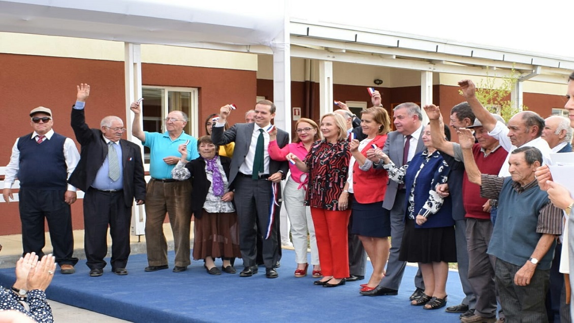 Ancianos de Biobío reciben internet y televisión digital gratuita a perpetuidad