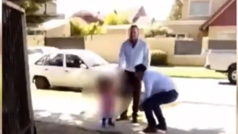 Captan a niño de dos años caminando solo fuera de su jardín infantil