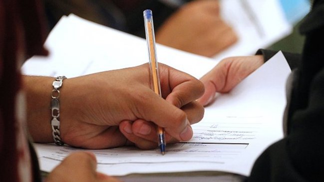 Brecha salarial: A mayor nivel educativo, mujeres chilenas reciben peores sueldos que los hombres