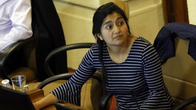 Parlamentarias del FA rechazan regalo de diputado RN por Día de la Mujer