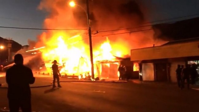 Gobierno entregará recursos a comerciantes afectados por incendios en Panguipulli