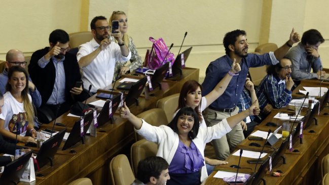 Cámara aprobó que funcionarias adhieran a huelga feminista