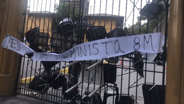 Mujeres se tomaron la Facultad de Arquitectura de la Universidad de Chile