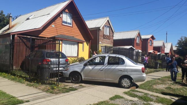 Automóvil con dos menores a bordo impactó un cerco y otro vehículo en Valdivia