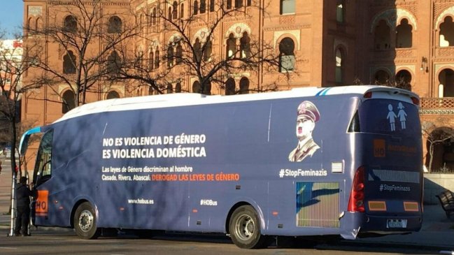 España: Denuncian circulación de bus que incita al odio contra la causa feminista