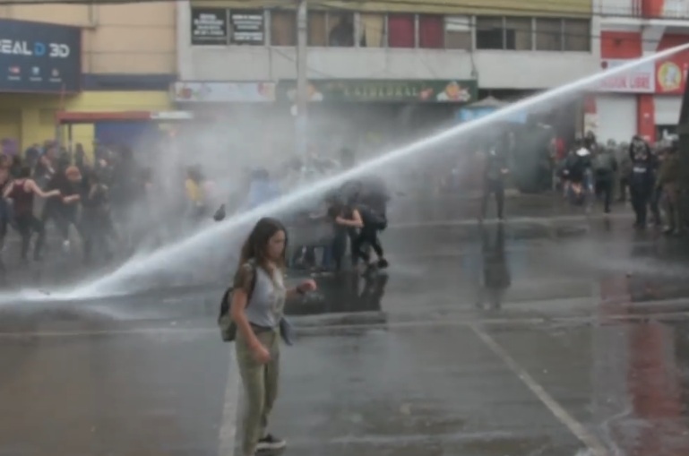 Valparaíso: Suspenden a carabinero tras lesión de estudiante por impacto de chorro del carro lanzagua