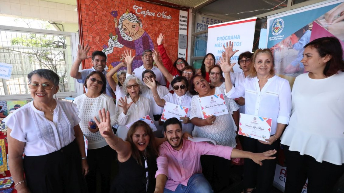 Adultas mayores se la juegan con la creación de mural de mosaicos en Antofagasta