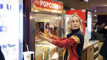  Brie Larson sirvió cabritas a fanáticos que fueron a ver 