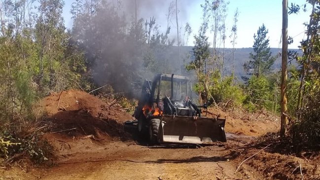 Ataque incendiario dejó una retroexcavadora destruida en Tirúa