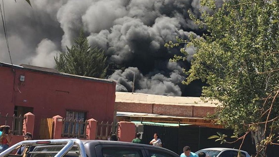 Bomberos controló incendio que consumió tres fábricas en Independencia