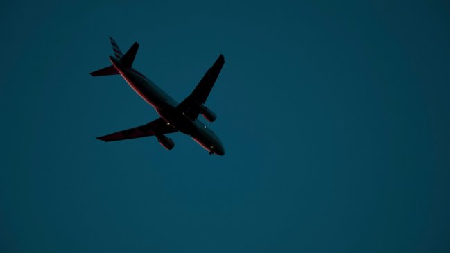 Avión tuvo que aterrizar de emergencia por mujer que olvidó a su bebé