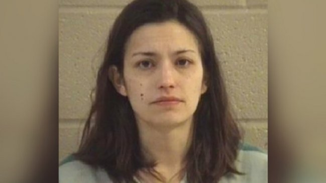 Detienen a profesora por poseer heroína y descubren que abusaba sexualmente de alumno