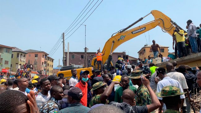 Más de 100 niños atrapados al colapsar un edificio con una escuela en Nigeria