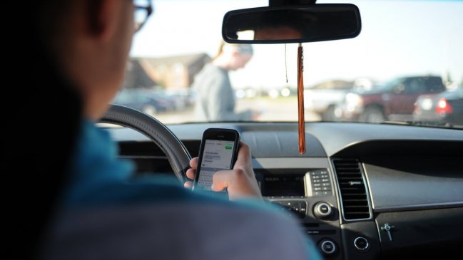 Avanza ley que aumenta penas para quienes usen celulares mientras conducen