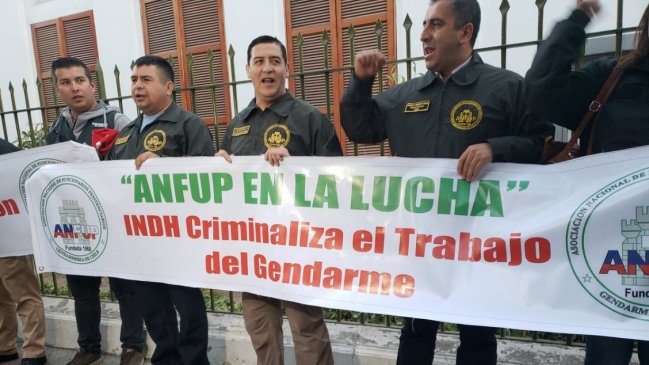Gendarmes se encadenaron al INDH por 