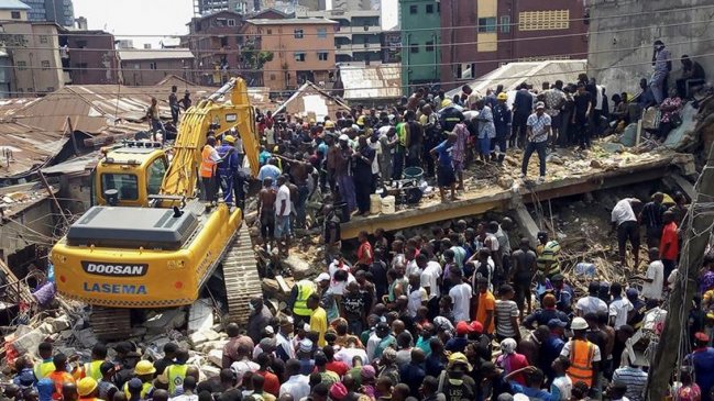 Continúan labores para rescatar a niños atrapados tras derrumbe en Nigeria