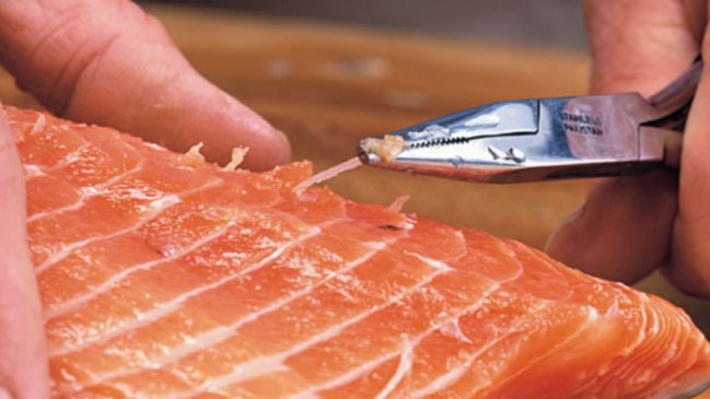 Hombre se tragó una espina de pescado y por error le sacaron el colon