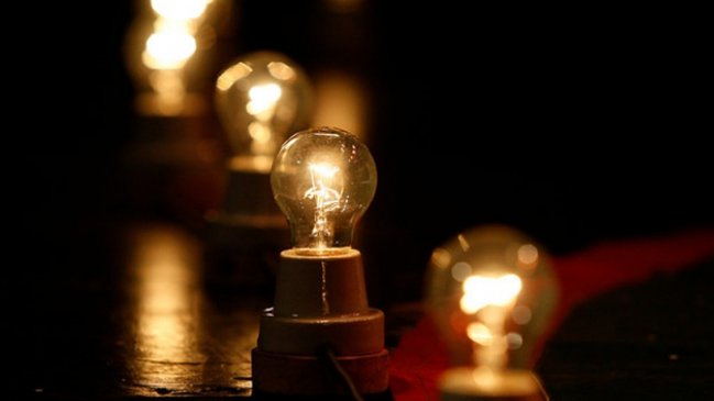 Vecinos de tres localidades de Los Ríos denuncian cortes reiterados de luz: 