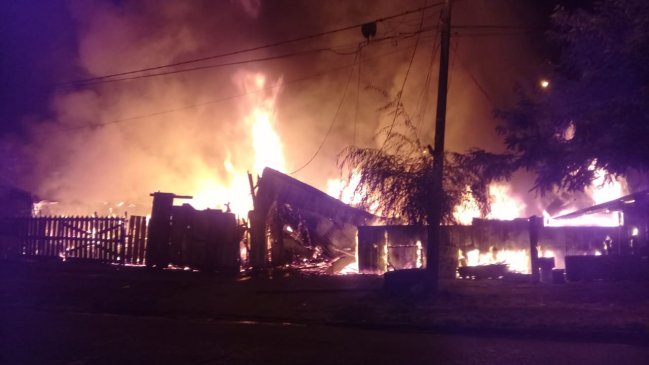 Dos heridos y cuatro casas destruidas dejó incendio en Temuco